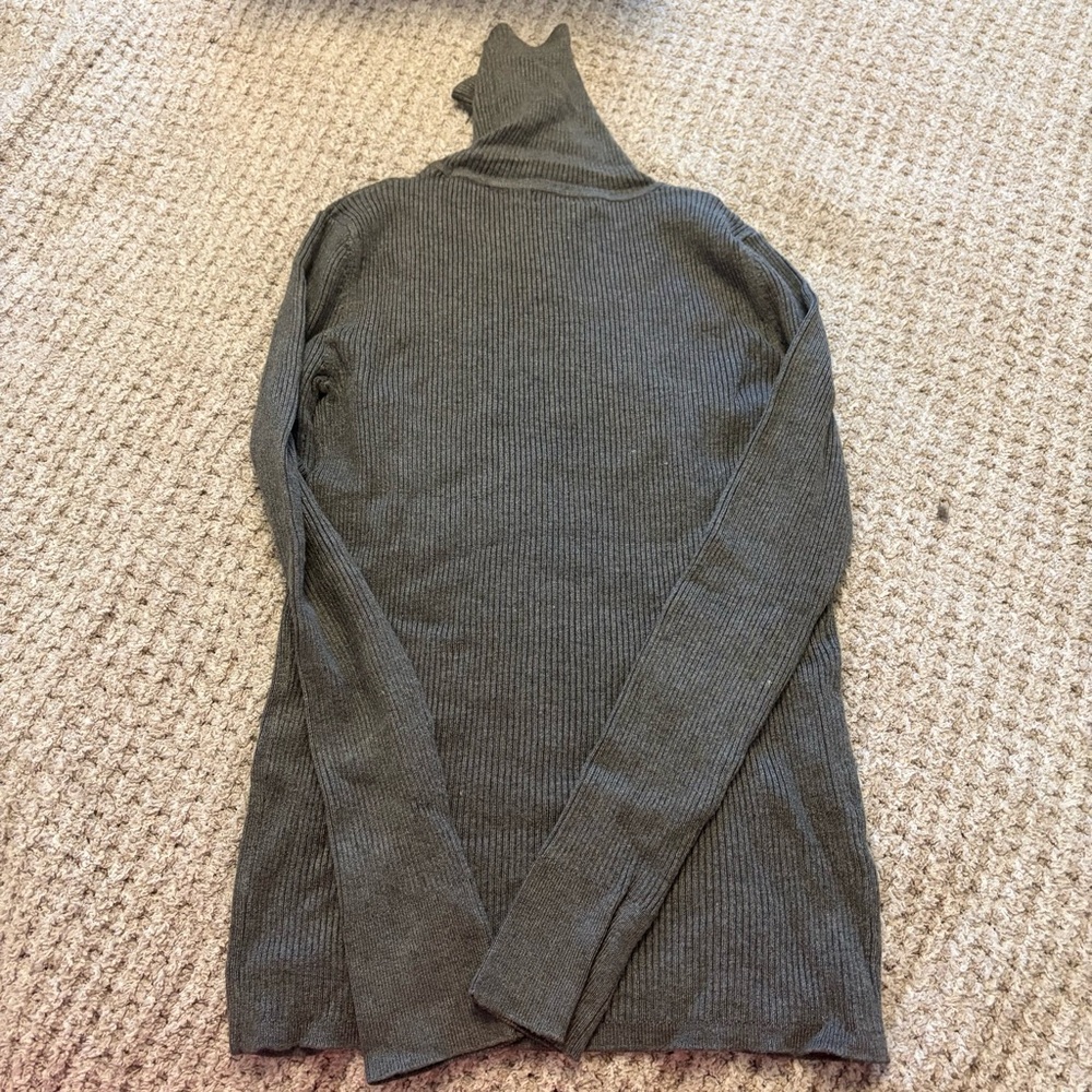 Chelsea & Theodore Ribbed Turtleneck Sweater in Charcoal